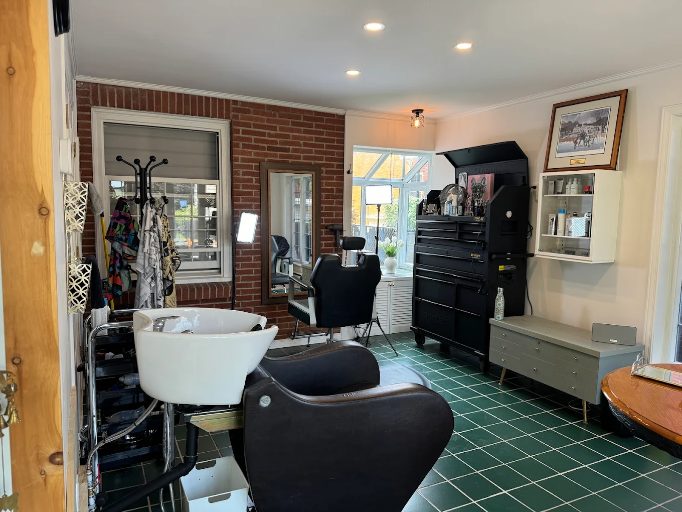 Zone de travail avec fauteuil de barbier professionnel